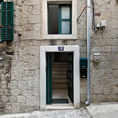 Dominus, Modernly Decorated In Center Apartment *
