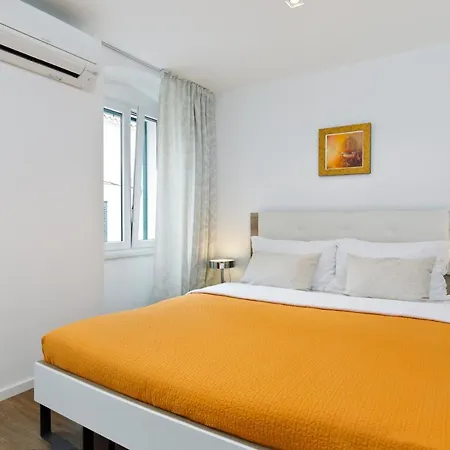 Dominus, Modernly Decorated In Center Apartment