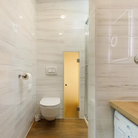 Dominus, Modernly Decorated In Center Apartment Split