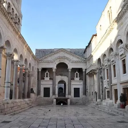 Dominus, Modernly Decorated In Center Apartment *